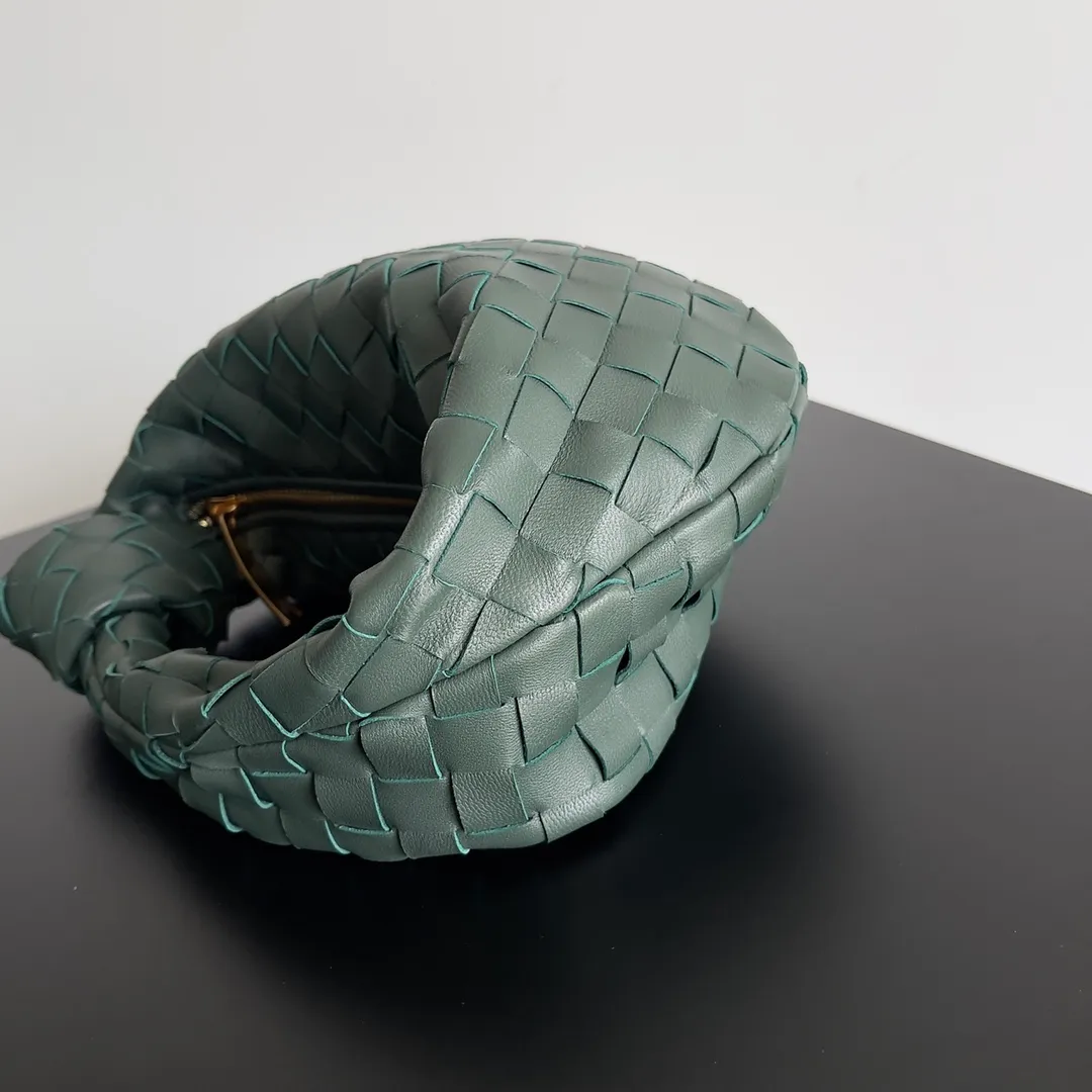 Batch 1120 Bottega veneta͙.——- The latest woven knotted hobo🔥 The top-grade lambskin leather is very soft, the bag shape is unique, practical and durable. It retains the traditional woven elements while being a little more flamboyant ~ Made of hand-woven sheepskin, zipper opening and closing, curved seamless structure, effortless to match. Highly recommended⚠️⚠️⚠️ The most high-end in the market🌈 Welcome to compare [Factory complete package] size: 23x15x5cm.   Model: 651876